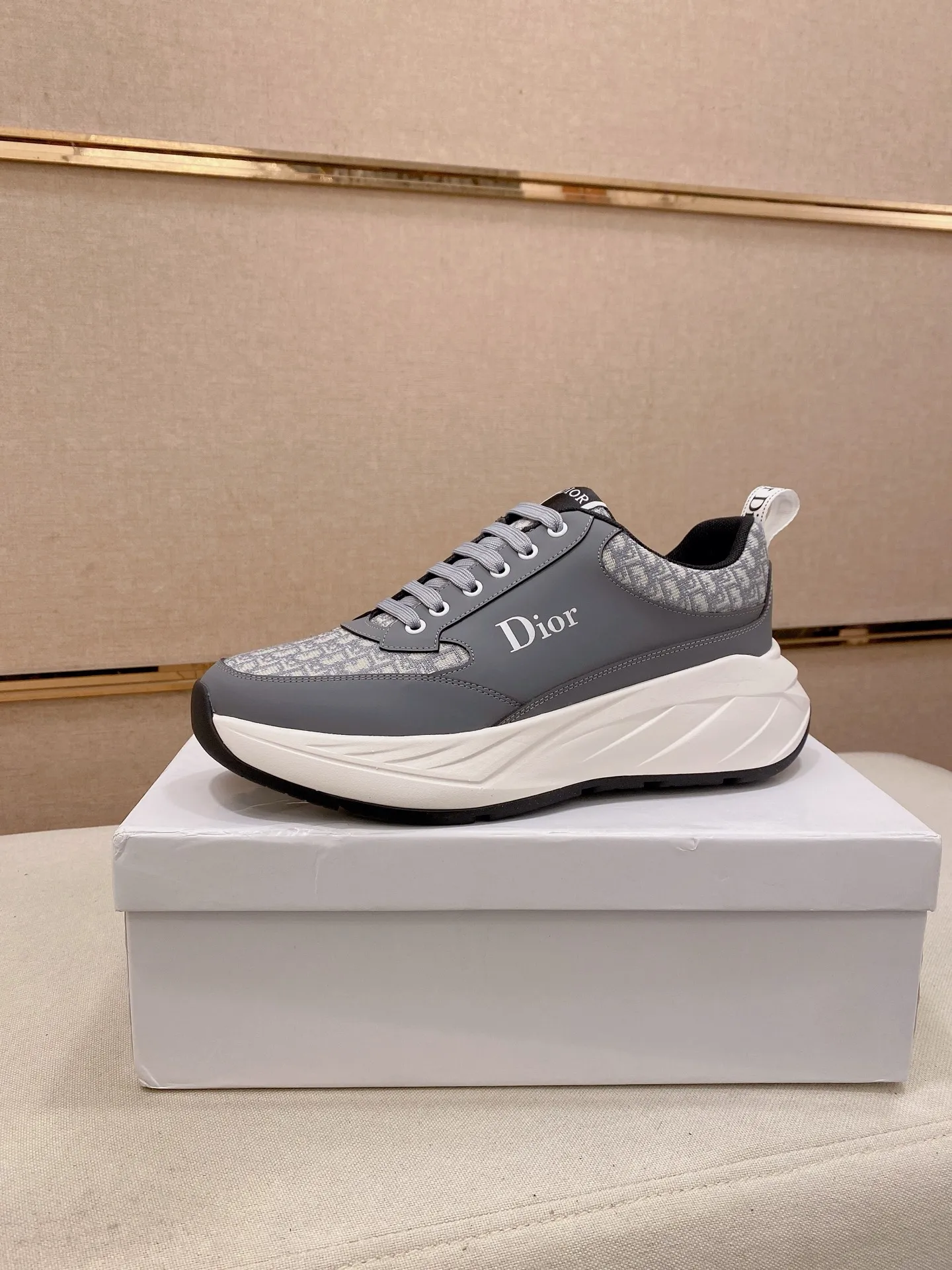 Factory price: 442💰[Dior·Dior] New casual sports style men's shoes, new spring and summer design, perfect workmanship, lace-up lazy style to create wardrobe quality, upper: imported first-layer cowhide, sheepskin lining is soft and comfortable, ultra-light TPU wear-resistant outsole, simple, versatile fashion men's shoes, excellent color code number 38--44. Can be customized for 45 non-refundable!